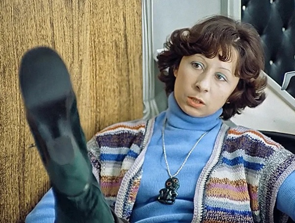 Верочка примеряет сапоги.