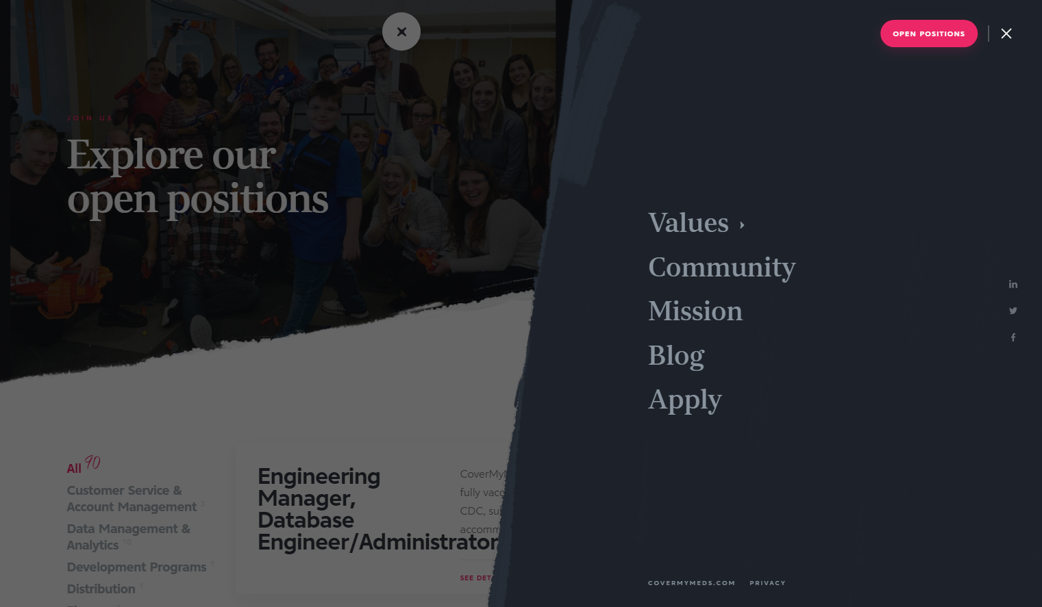 Кажется, что это хаотичная композиция из видео, фото, 3D-визуализации, декоративных акцентов и текста